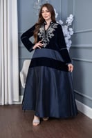 جلابية مخمل مدمجة بتطريز لامع في الصدر