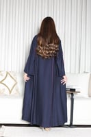 جلابية بتطريز أنيق في الصدر واكمام مبطنة مفتوحة