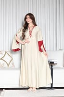 جلابية بتطريز أنيق في الصدر واكمام مبطنة مفتوحة