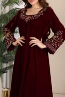 جلابية مخمل بتطريز شك يدوي في الرقبة والاكمام