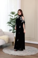 جلابية مخمل استقبال مطرزة باللول والكرستال وفتحة ف...