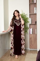 جلابية مخمل بتطريز شك وكرستالات في الصدر وتداخل ال...