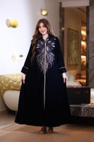 جلابية مخمل بكلفة مطرزة في الصدر ورقبة قلاب