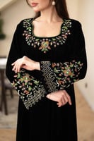 جلابية مخمل بتطريز شك يدوي في الرقبة والاكمام