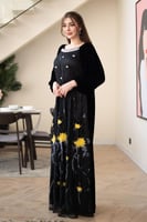 فستان مخمل ممزوج بالتل المطرز بالورد الاصفر