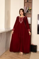 جلابية مخمل بتطريز في الصدر