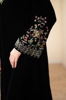 جلابية مخمل بتطريز شك يدوي في الرقبة والاكمام