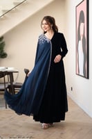 جلابية مخمل بتدخيلة الجورجيت كلوش وتطريز في الكتف