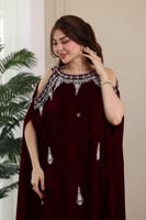 جلابية مخمل استقبال مطرزة باللول والكرستال وفتحة ف...