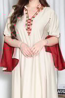 جلابية بتطريز أنيق في الصدر واكمام مبطنة مفتوحة