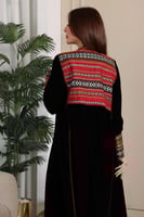 جلابية مخمل ممزوجة بقماش السدو التراثي