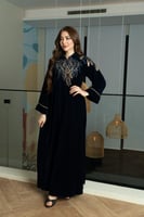 جلابية مخمل برقبة قلاب و تطريز في الصدر والكمام