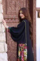 جلابية كريب بحريني بجوانب شالكي ملون وأكسسوارات في...