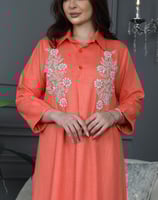 جلابية لينن بتطريز في الصدر بـ 3 ازرار