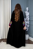 جلابية مخمل بتطريز ملون جميل في الصدر والاكمام