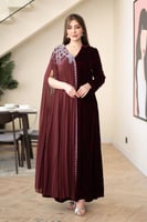 جلابية مخمل بتدخيلة الجورجيت كلوش وتطريز في الكتف