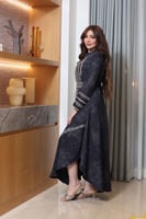 جلابية بكلفة مطرزة وحزام خارجي