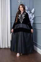 جلابية مخمل مدمجة بتطريز لامع في الصدر