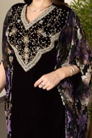 جلابية مخمل بتطريز شك وكرستالات في الصدر وتداخل ال...