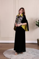 جلابية مخمل قلاب بكلفة تطريز ترتر موردة في الصدر