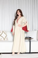 جلابية بتطريز أنيق في الصدر واكمام مبطنة مفتوحة