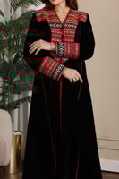 جلابية مخمل ممزوجة بقماش السدو التراثي