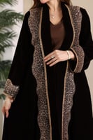 جلابية مخمل قطعتين بكلفة مطرزة في الامام والخلف