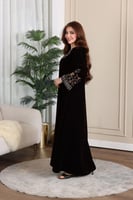 جلابية مخمل بتطريز شك يدوي في الرقبة والاكمام