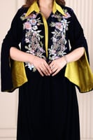 جلابية مخمل قلاب بكلفة تطريز ترتر موردة في الصدر