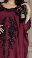 برغندي تطريز أسود