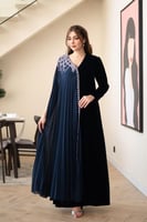 جلابية مخمل بتدخيلة الجورجيت كلوش وتطريز في الكتف