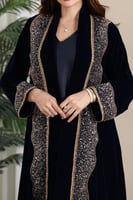 جلابية مخمل قطعتين بكلفة مطرزة في الامام والخلف