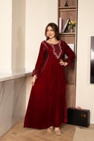 جلابية مخمل بتطريز في الصدر