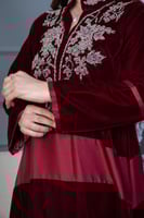 جلابية مخمل مدمجة بتطريز لامع في الصدر