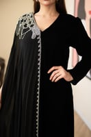 جلابية مخمل بتدخيلة الجورجيت كلوش وتطريز في الكتف