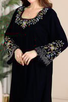 جلابية مخمل بتطريز شك يدوي في الرقبة والاكمام