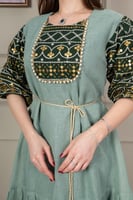 جلابية لينن ممزوجة بأكمام لينن مطرز