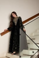 جلابية مخمل بتطريز شك في الصدر وتداخل الشيفون المو...