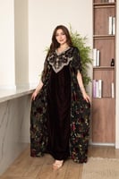 جلابية مخمل بتطريز شك وكرستالات في الصدر وتداخل ال...