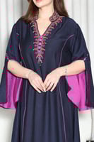 جلابية بتطريز أنيق في الصدر واكمام مبطنة مفتوحة