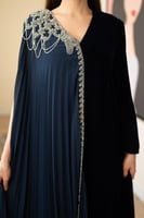 جلابية مخمل بتدخيلة الجورجيت كلوش وتطريز في الكتف