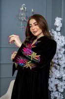 جلابية مخمل بتطريز ملون جميل في الصدر والاكمام