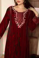 جلابية مخمل بتطريز في الصدر