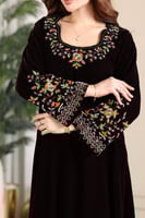 جلابية مخمل بتطريز شك يدوي في الرقبة والاكمام