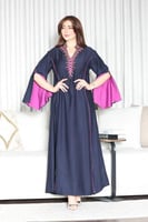 جلابية بتطريز أنيق في الصدر واكمام مبطنة مفتوحة