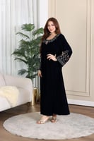 جلابية مخمل بتطريز شك يدوي في الرقبة والاكمام