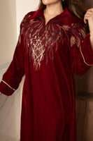 جلابية مخمل برقبة قلاب و تطريز في الصدر والكمام