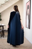 جلابية مخمل بتدخيلة الجورجيت كلوش وتطريز في الكتف