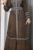 جلابية بكلفة مطرزة وحزام خارجي