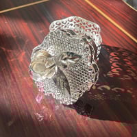 علبة حديد اصدار قديم